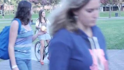 Yoldan Geçenlere Gül Verip Gülümsetmek