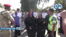 بالفيديو.. أمهات شهداء سيناء تفقدن أعصابهن أثناء الجنازة العسكرية بمطار ألماظة
