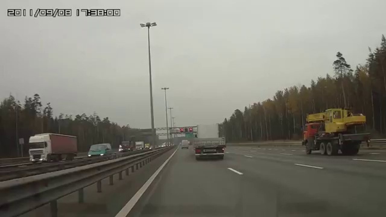 Kamyon son anda çarpmaktan kurtuluyor!