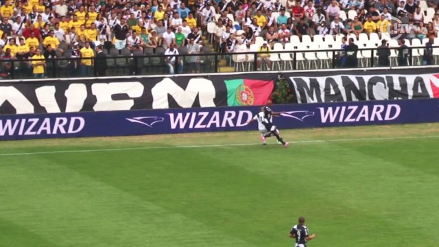 Com lindo drible, zagueiro do Vasco deixa adversário na saudade