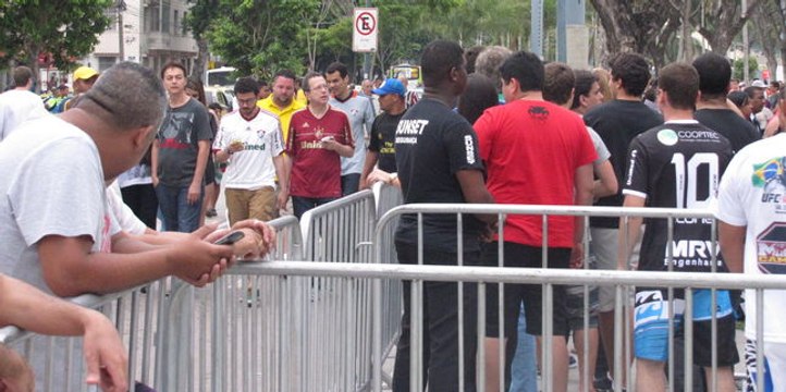Fla x Flu? Torcedores trocam provocações na entrada do UFC 179