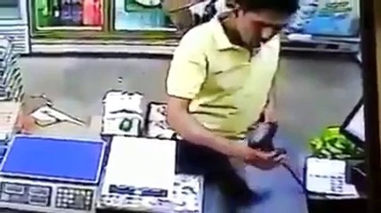 Barkod okuyucu ile sigara yakmaya uğraşmak