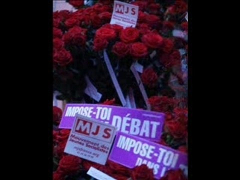 les jeunes socialistes offrent des roses