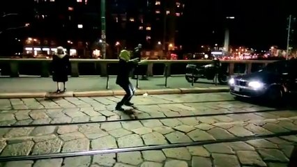 [+18 ~ Sexy Funny Girl]Alien lends a helping hand to older pedestrian