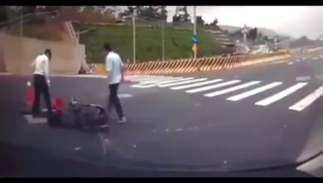 [+18 ~ Sexy Funny Girl]Scooter Rider Falls into Manhole in Taiwan