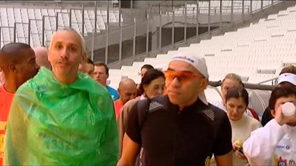 Marseille-Cassis : les coureurs traversent le Vélodrome