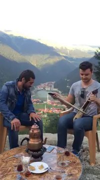 Resul Dindar ve Ekin Uzunlar Uzungöl manzarasına karşı Karadeniz Türküsü söylerse