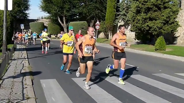 Un marathonien interrompt sa course pour aider une personne âgée