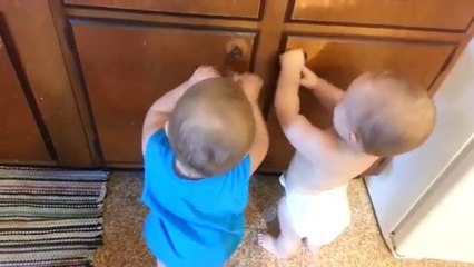 Adorable Twins Find Rubber Bands Hilarious