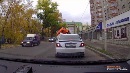 La route s'effondre sous un camion toupie