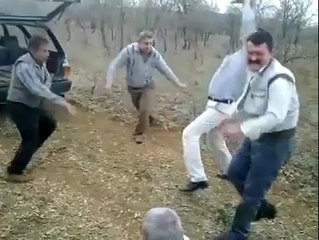 Hunharca Kendinden Geçen Yaşlı Amcalar