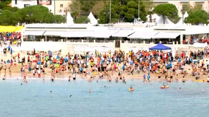 La traditionnelle baignade après le Marseille-Cassis