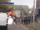 Insolite - Un camion toupie avalé par la route