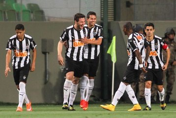 Atlético-MG sofre, mas vence o Sport e cola no Cruzeiro