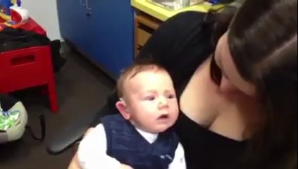 Ce bébé sourd va entendre la voix de ses parents pour la première fois