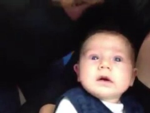 Ce bébé sourd va entendre la voix de ses parents pour la première fois