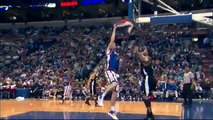 Ce basketteur est tellement grand qu'il n'a pas besoin de sauter pour mettre un dunk