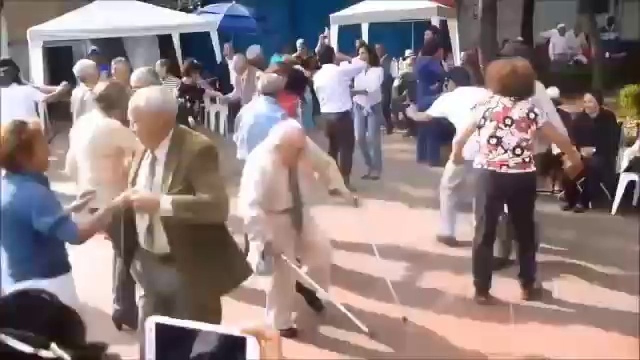 Dance Like A Boss! Un vieux dance mieux que les jeunes A VOIR!!!