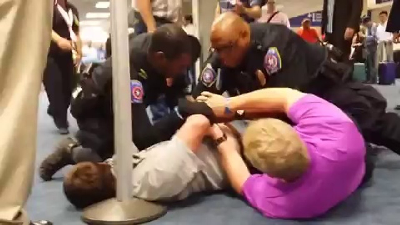 Un mec bourré cherche les embrouilles et se fait corriger