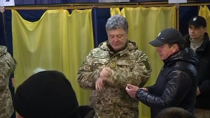 Ukraine's Poroshenko makes surprise visit to frontline on election day