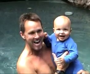 طفل صغير يقع في المسبح