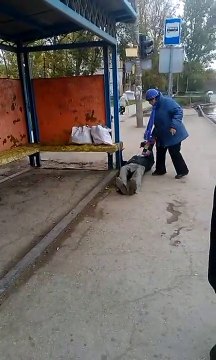 Une vieille dame corrige un type bourré