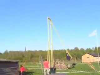 Yok artık dedirtecek bir gösteri iki ipin üzerinde havada dimdik durdu