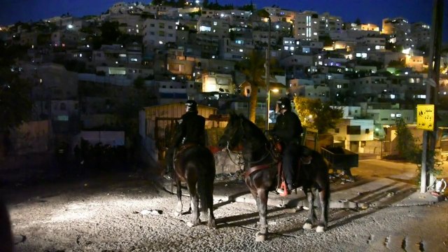 Palestinos e israelenses em conflito em Jerusalém