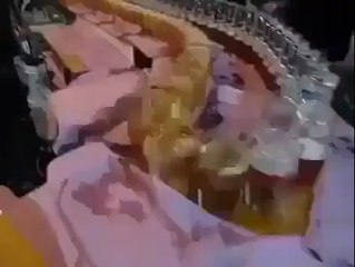 100 Tane bira bardağını saniyeler içinde dolduran barmen