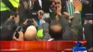 People Welcome's Bilawal Bhutto Zardari in London by Throwing Eggs and Tomatoes on Him