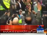 People Welcome's Bilawal Bhutto Zardari in London by Throwing Eggs and Tomatoes on Him
