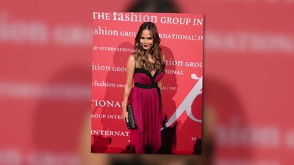 Chrissy Teigen llega a la alfombra roja luego de cerrar su Twitter