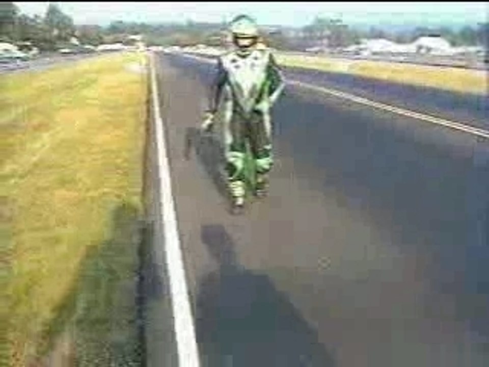 Chute de moto pendant une roue
