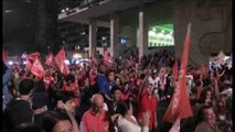 Los militantes del PT festejan la reelección en Sao Paulo, fortín electoral de Neves