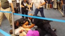 Homophobe violent s'en prend a un homme à l'aéroport de Dallas. Bagarre générale!