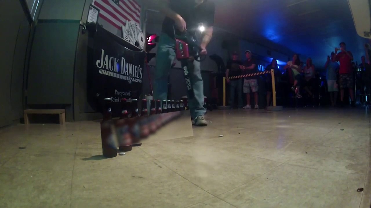 Ouvrir des bières avec une tronçonneuse : record du monde!