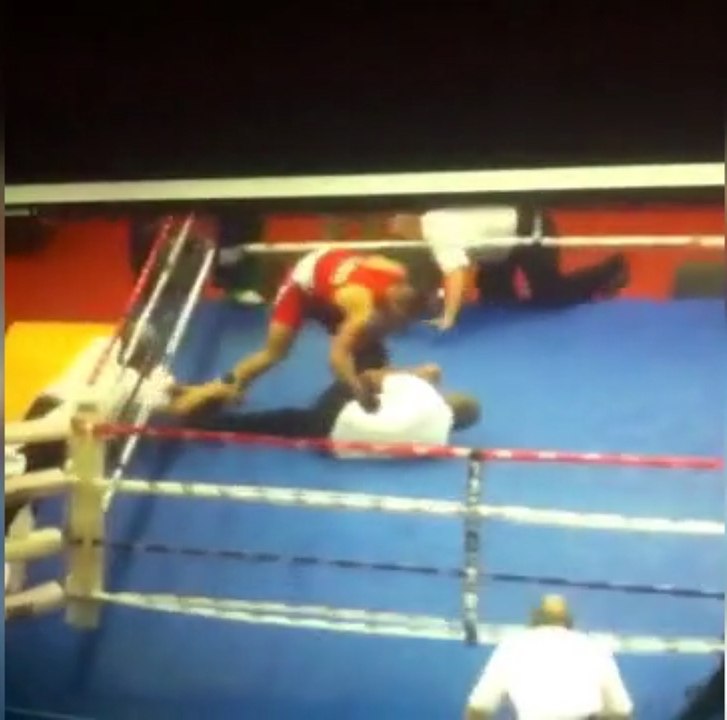 Le boxeur Vido Loncar frappe l'arbitre