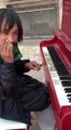 Un SDF joue au piano une musique qu'il a composée