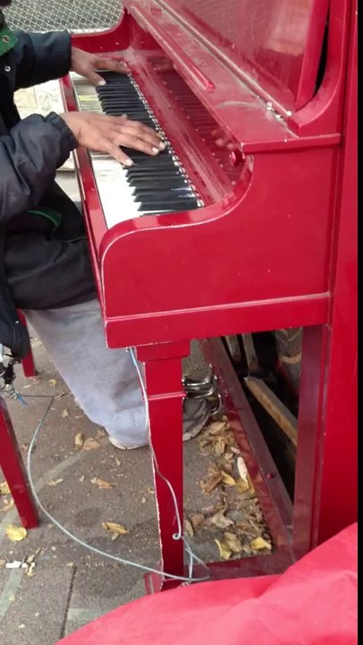 Un SDF, qui a vécu 30 ans dans la rue, joue au piano - Vidéo Dailymotion