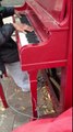 Un SDF, qui a vécu 30 ans dans la rue, joue au piano