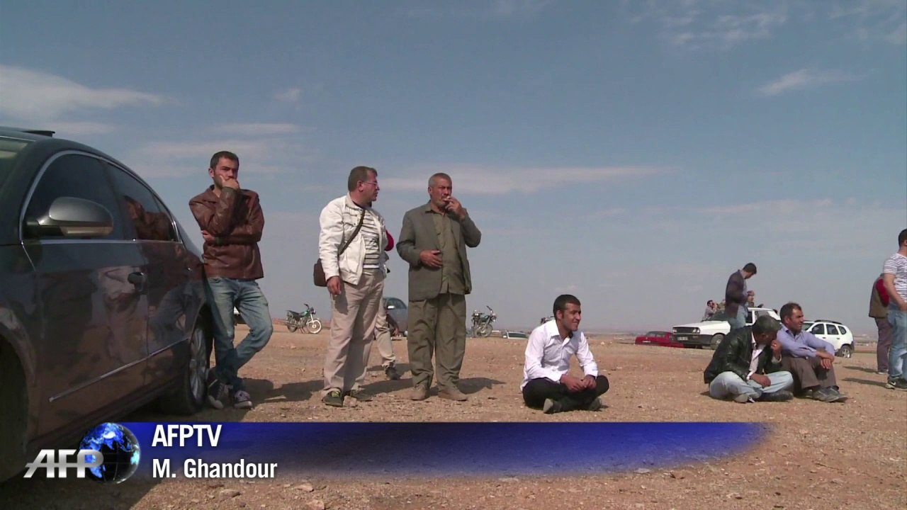 Des Kurdes suivent les combats à Kobané depuis la Turquie