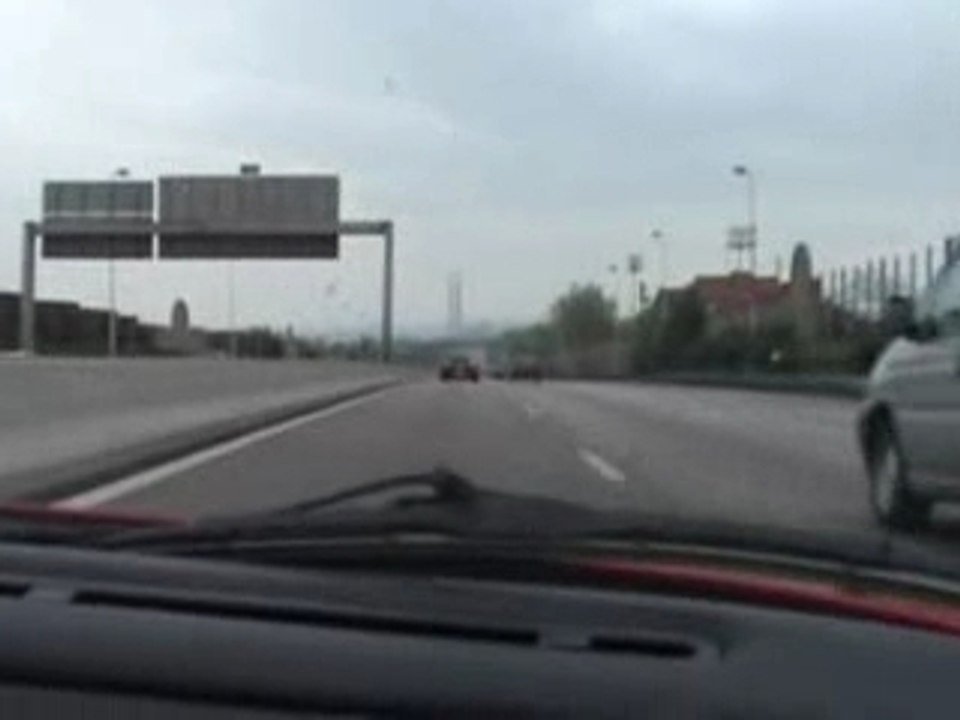 Run de Ferrari sur une autoroute