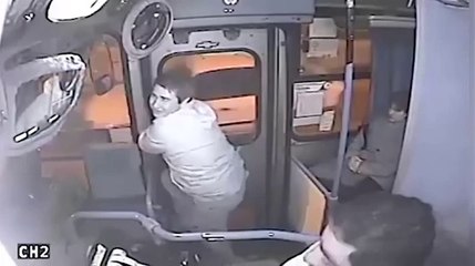 Dunya News - Rough Justice For Would-Be Bag Snatcher On Bus