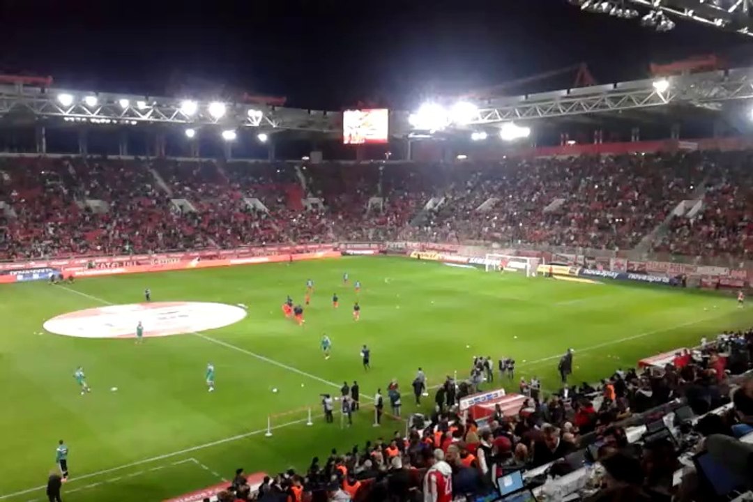 Oι παίκτες του Ολυμπιακού βγαίνουν για προθέρμανση ενόψει ντέρμπι