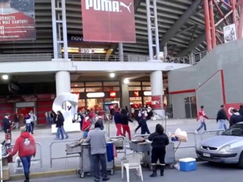 Φίλαθλοι του Ολυμπιακού έξω από το "Γεώργιος Καραϊσκάκης"