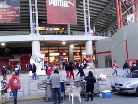 Φίλαθλοι του Ολυμπιακού έξω από το Γεώργιος Καραϊσκάκης