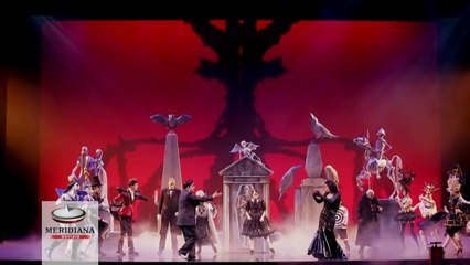 La famiglia Addams, si alza il sipario sul musical con Elio e Geppi Cucciari