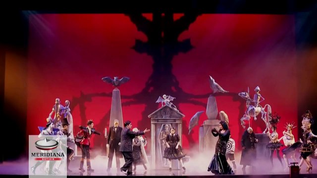 La famiglia Addams, si alza il sipario sul musical con Elio e Geppi Cucciari