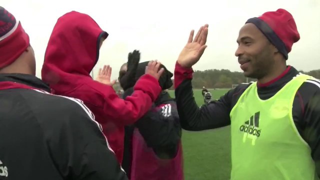 Garotinha marca um golaço e faz a festa com jogadores nos Estados Unidos