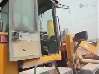 Un gosse conduit un tracteur, incroyable